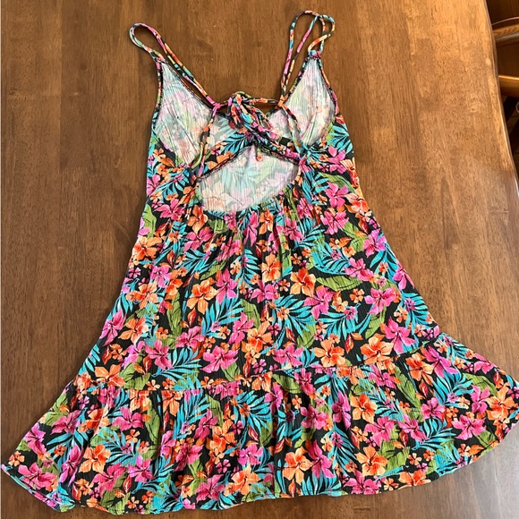 Lucky Brand Women's Standard Vibrant Beach Dressfloral Designs. Size M - Picture 10 of 10
